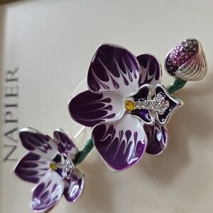 NAPIER BRAND BEAUTIFUL PURPLE AND SILVERTONE FLORAL FASHION JEWELRY PIN/BROOCH